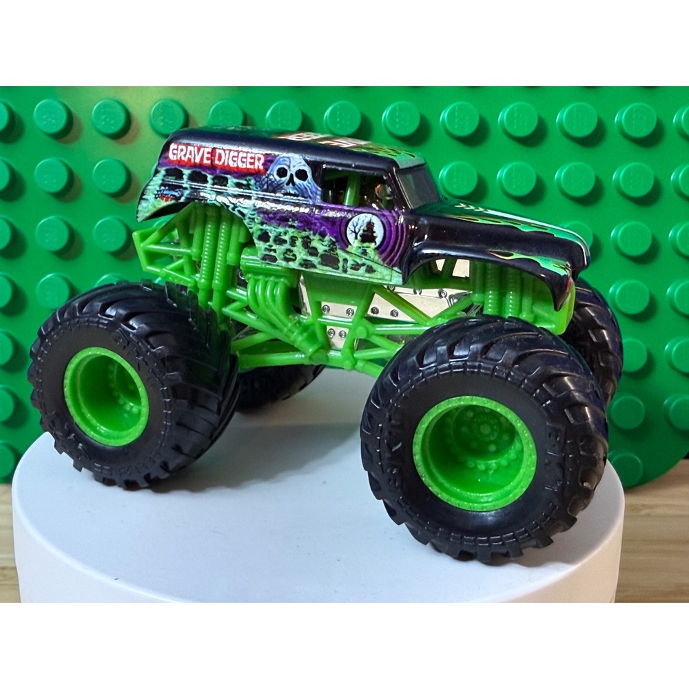 Monster Jam Grave Digger Diecast Monster Truck Green Flame Bad to the Bone 1:64